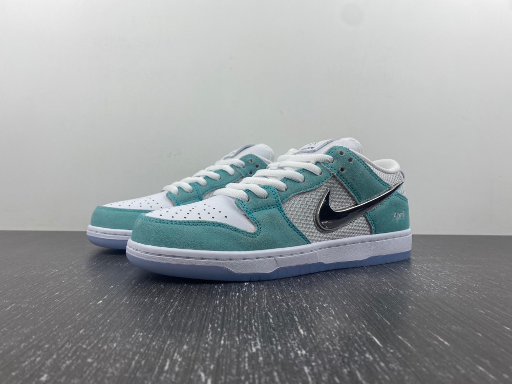 NIKE SB Low Dunk SDCAI FD2562-400
